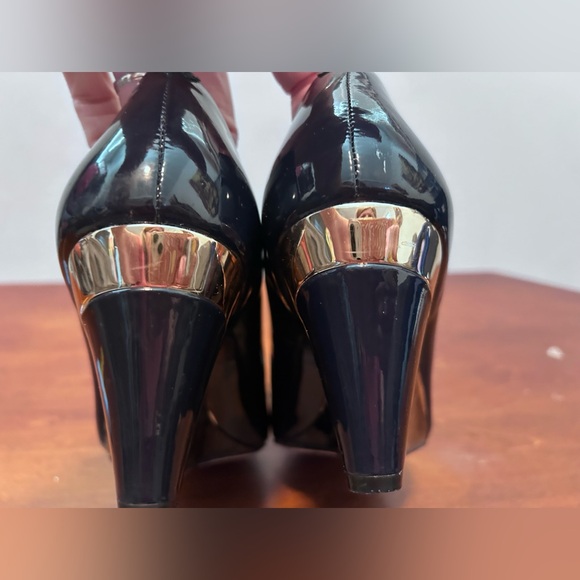 Vince Camuto Varro black patent peep toe wedge with bow 7 M - Picture 8 of 14